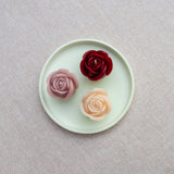 Trio ROSERAIE – Ensemble de bougies en cire d’abeille colorée sur plateau décoratif assorti
