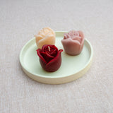 Trio ROSERAIE – Ensemble de bougies en cire d’abeille colorée sur plateau décoratif assorti