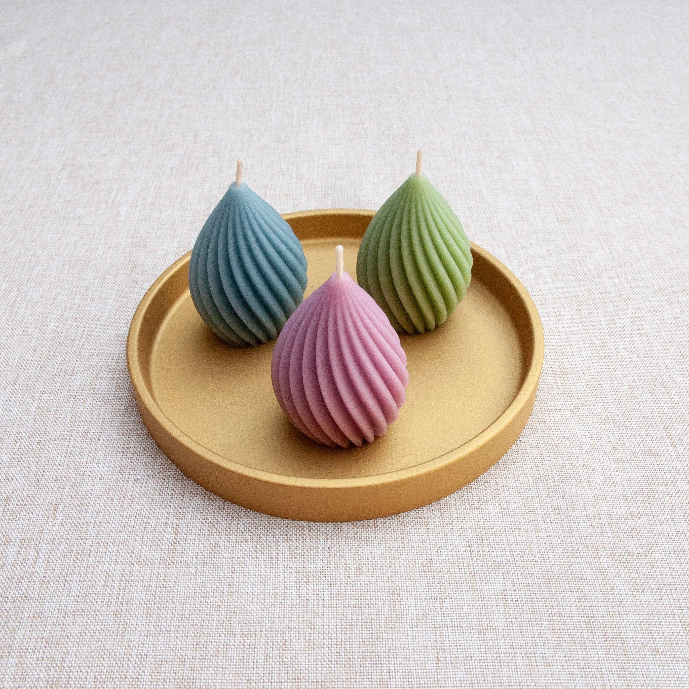 Trio TEMPLE – Ensemble de bougies en cire d’abeille colorée sur plateau décoratif or Maison Kunda