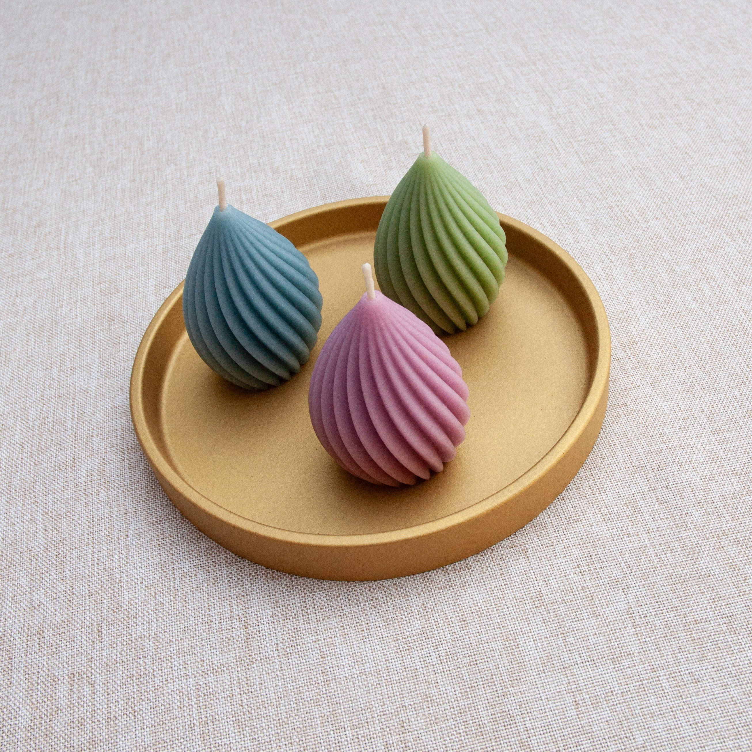 Trio TEMPLE – Ensemble de bougies en cire d’abeille colorée sur plateau décoratif or Maison Kunda