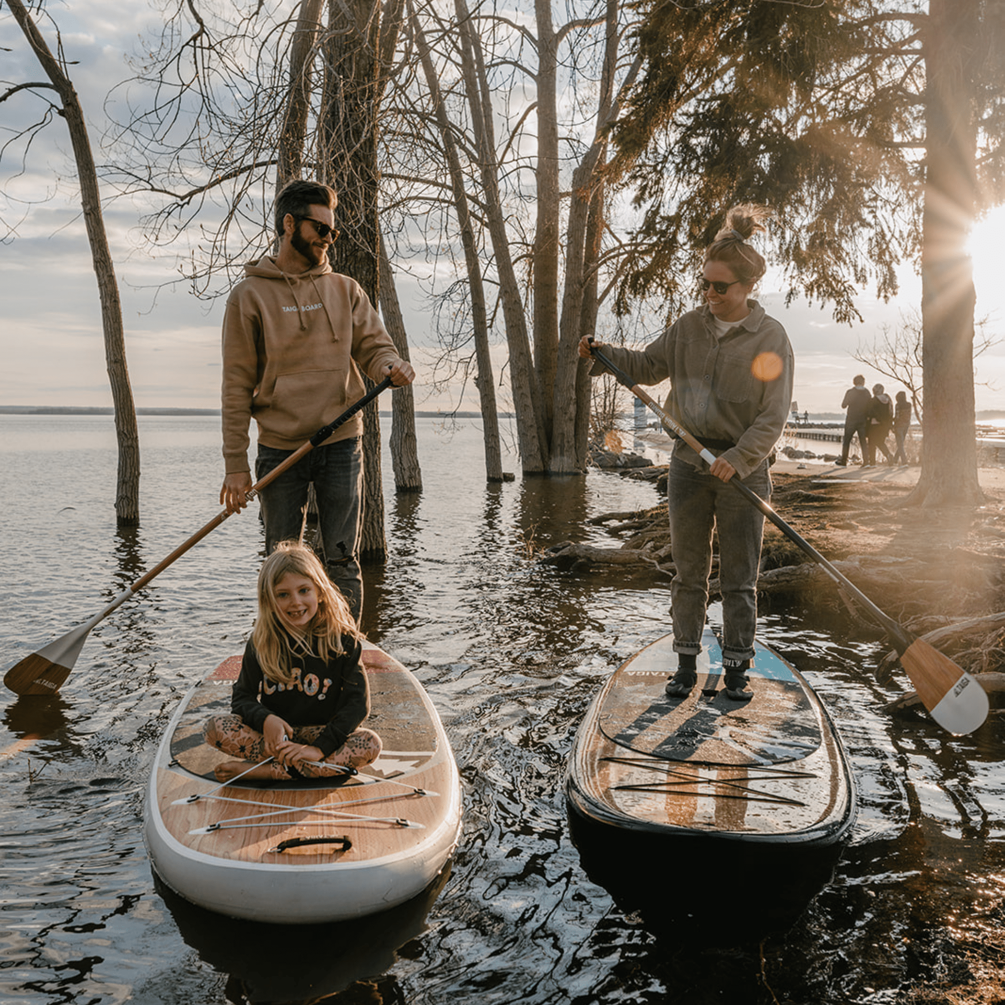 Planche à pagaie SUP Awen 10'0'' Taiga Board, Mise en scène avec famille avec couché de soleil, montrant les deux couleurs disponibles