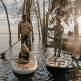 Planche à pagaie SUP Awen 10'0'' Taiga Board, Mise en scène avec famille avec couché de soleil, montrant les deux couleurs disponibles