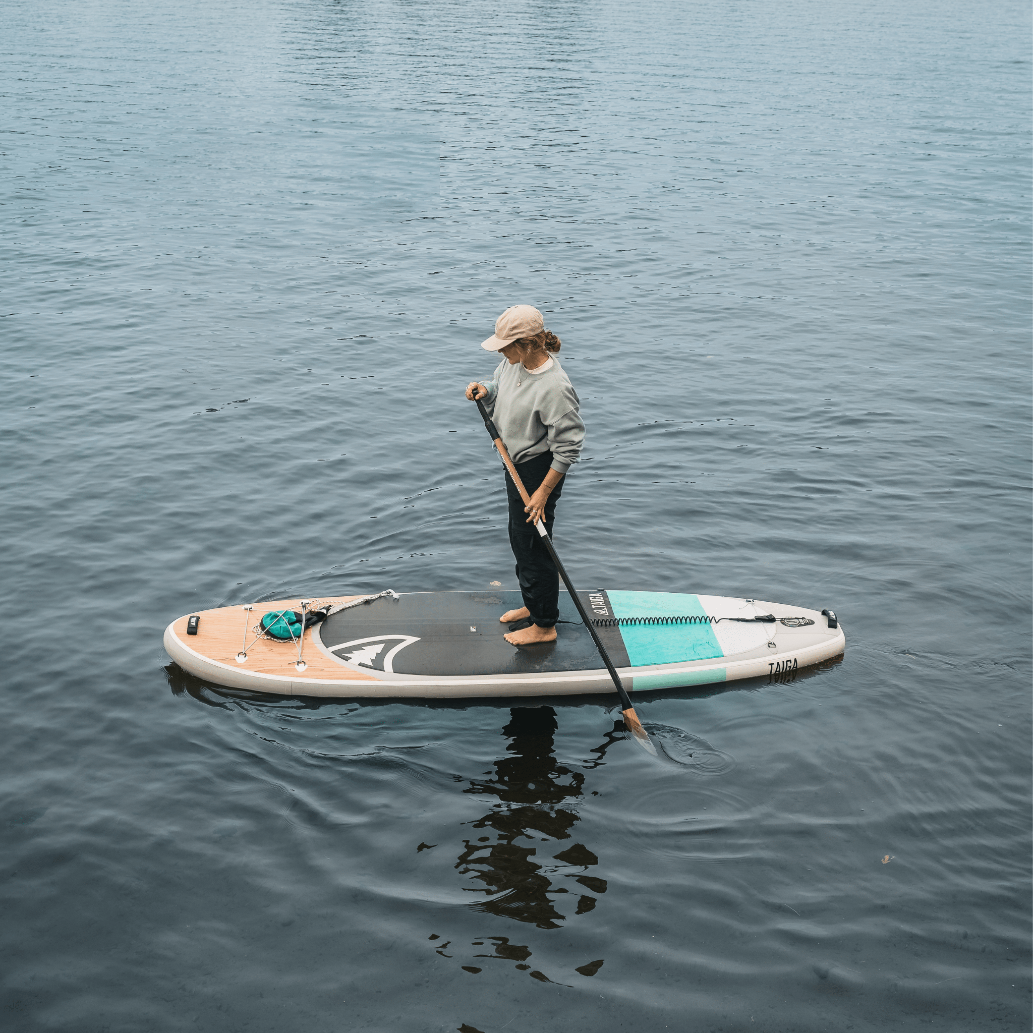Planche à pagaie SUP gonflable Awen 10'0'' Taiga Board, couleur turquoise, mise en contexte sur l'eau