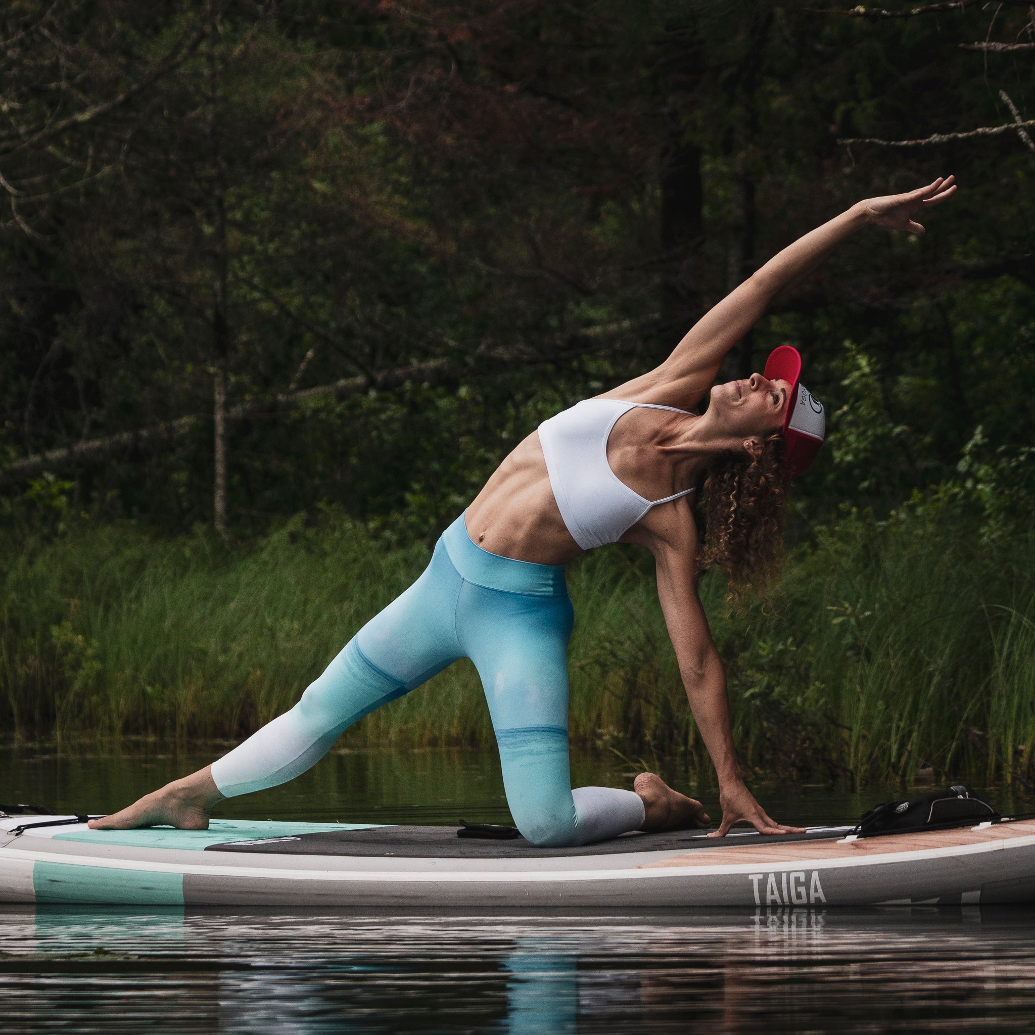 Planche à pagaie SUP gonflable Awen 10'0'' Taiga Board, utilisée sur l'eau en pleine nature, avec posture de yoga