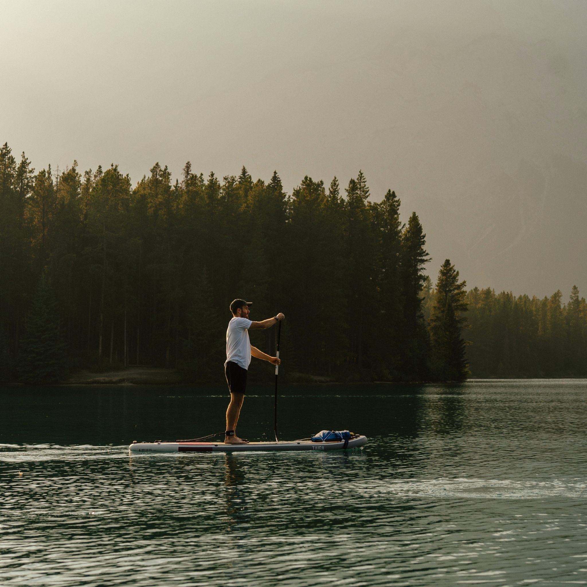 Planche à pagaie gonflable Awen 10'0'' Taiga Board, couleur Bordeaux, Scène lifestyle sur un lac au levé du soleil