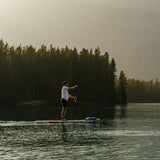 Planche à pagaie gonflable Awen 10'0'' Taiga Board, couleur Bordeaux, Scène lifestyle sur un lac au levé du soleil