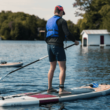 Planche SUP gonflable Awen 10'0'' Taiga Board, couleur bourgogne, mise en contexte avec homme qui pagaie sur un lac, détail leash avec logo Taiga