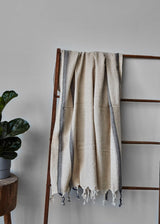 Serviette turque en coton Leylak Confetti Mill, mise en scène lifestyle, ambiance naturelle et consciente