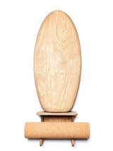 Détail de la forme et des contours de la planche SURF Model 360 MTL Balance Board, avec rack mural et rouleau en liège