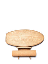 Planche d'équilibre SURF Model 360 MTL Balance Board, posée sur le rack mural, texture et grain du bois de merisier recyclé