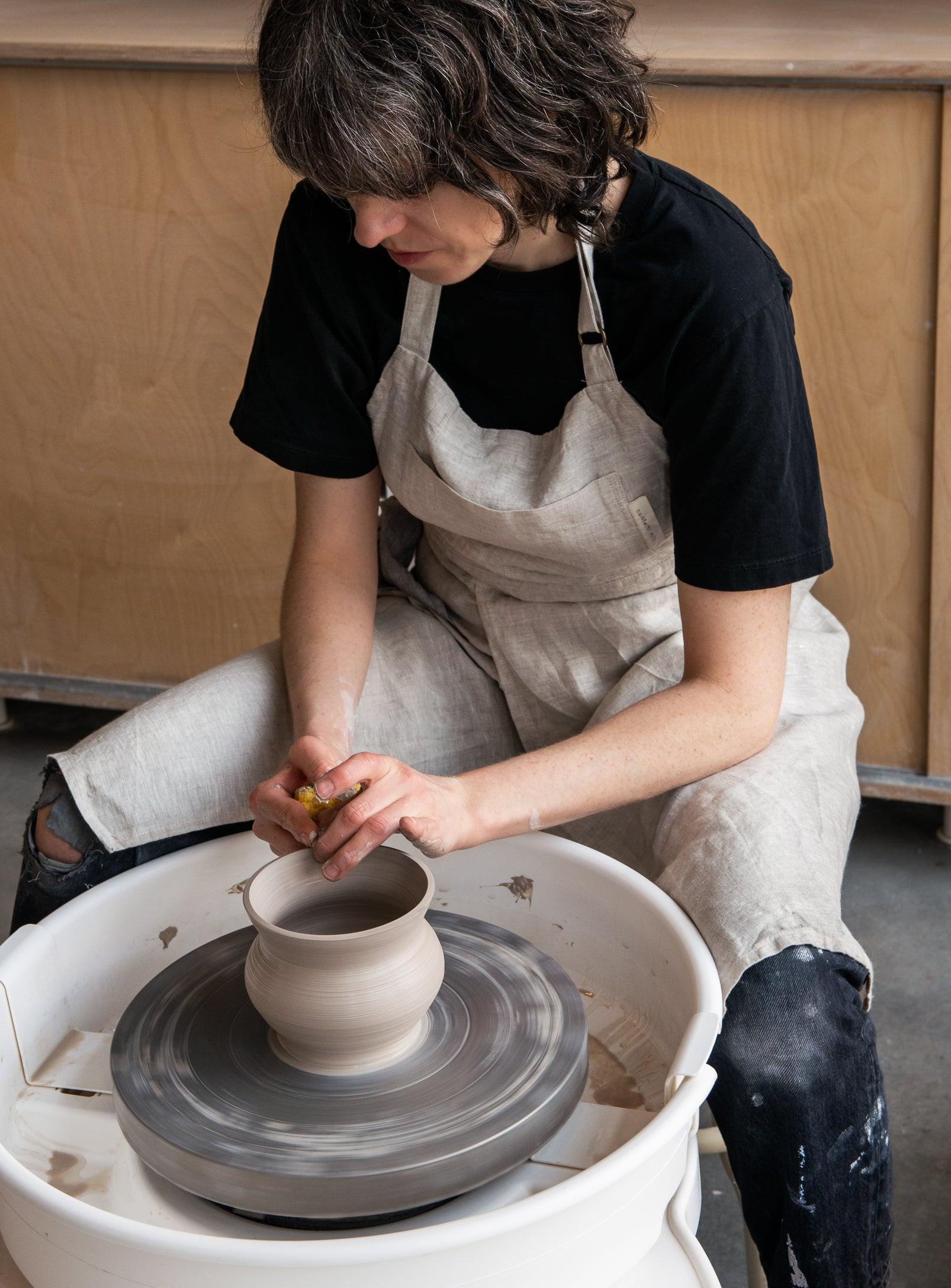 Tablier de poterie en lin à jambes séparées Confetti Mill, vue d'ensemble, porté en atelier, fait à montréal