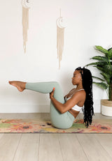 Tapis de yoga en liège Botanicals Scoria Canada, mise en scène lifestyle, mouvement de yoga conscient