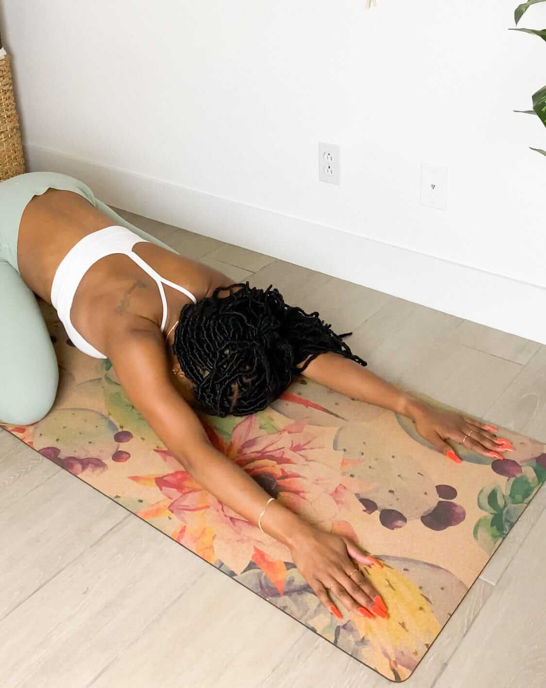 Tapis de yoga en liège Botanicals Scoria Canada, mise en scène lifestyle, espace de pratique intentionnel