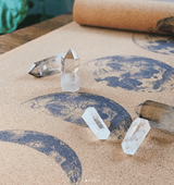 Tapis de yoga en liège Phases de lune Scoria Canada, détail du motif et de la texture naturelle du liège, avec cristaux pour soutenir l'intention