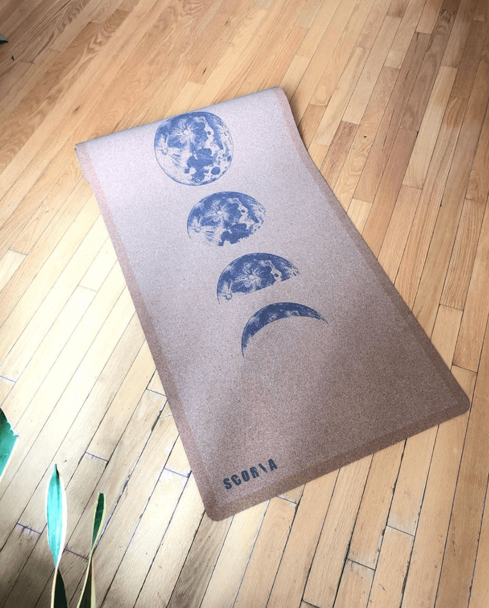 Yoga sur tapis en liège Phases de lune Scoria Canada, liege du Portugal et latex naturel d'arbre, détail motif et texture