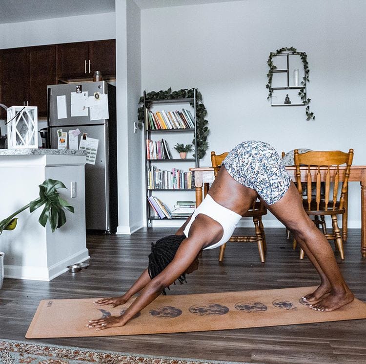 Tapis de yoga en liège Phases de lune Scoria Canada, lifestyle ambiance rituel et reconnexion aux cycles lunaires