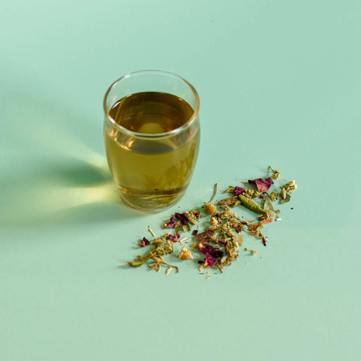 Tisane en vrac Floem: Rose, camomille et thé du Labrador, dans verre de haut