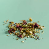 Tisane en vrac Floem: Rose, camomille et thé du Labrador, proche