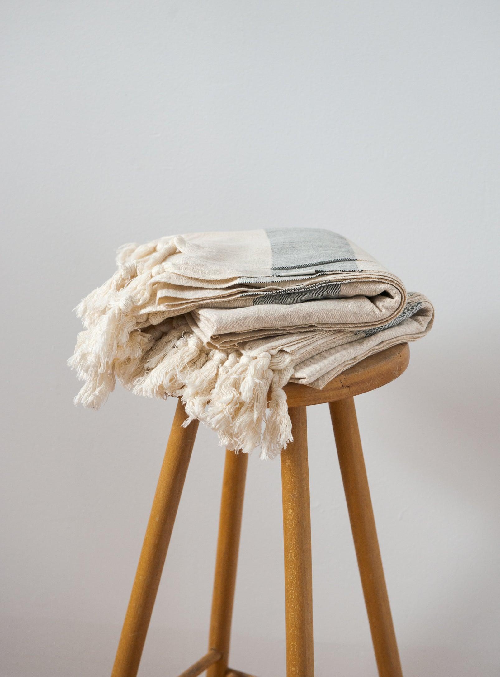 Serviette turque en coton Naif Confetti Mill, pliée, détail motif tissé artisanal