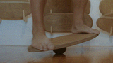 Animation de la planche SURF Model 360 MTL Balance Board en mouvement sur la balle d'équilibre